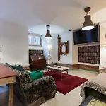 Bed and Breakfast The Indy House - & 3*